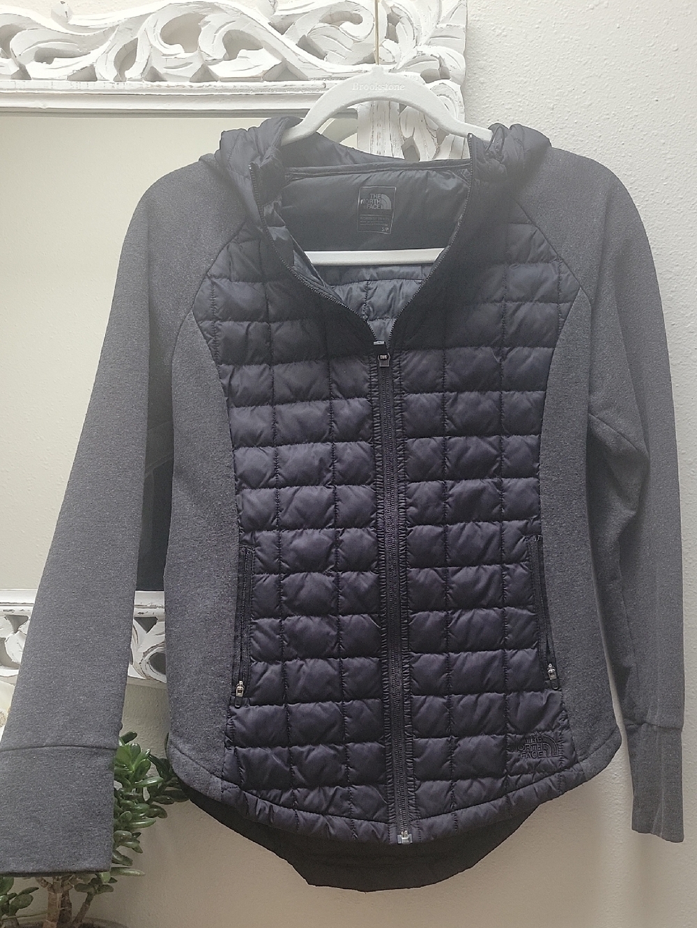The North Face Women's Hooded Quilted Puffer Jacket - Black & Dark Gray